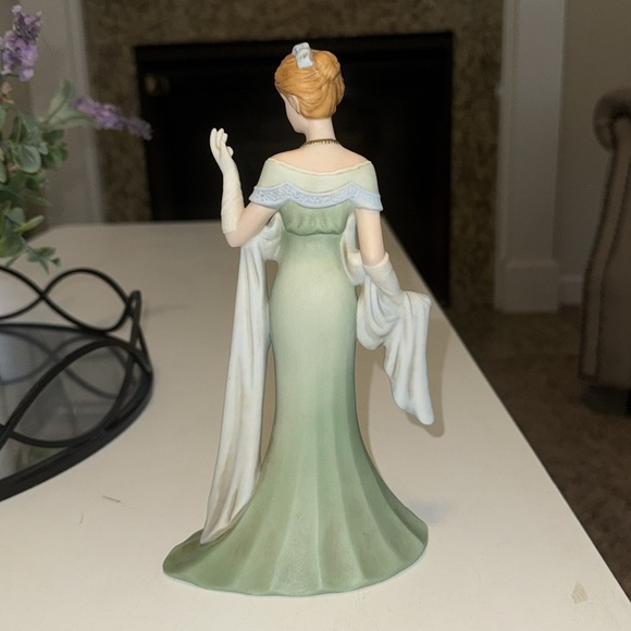 Amelia exclusive Rare 8 1/2" Figurine.Home decor. - Picture 5 of 6